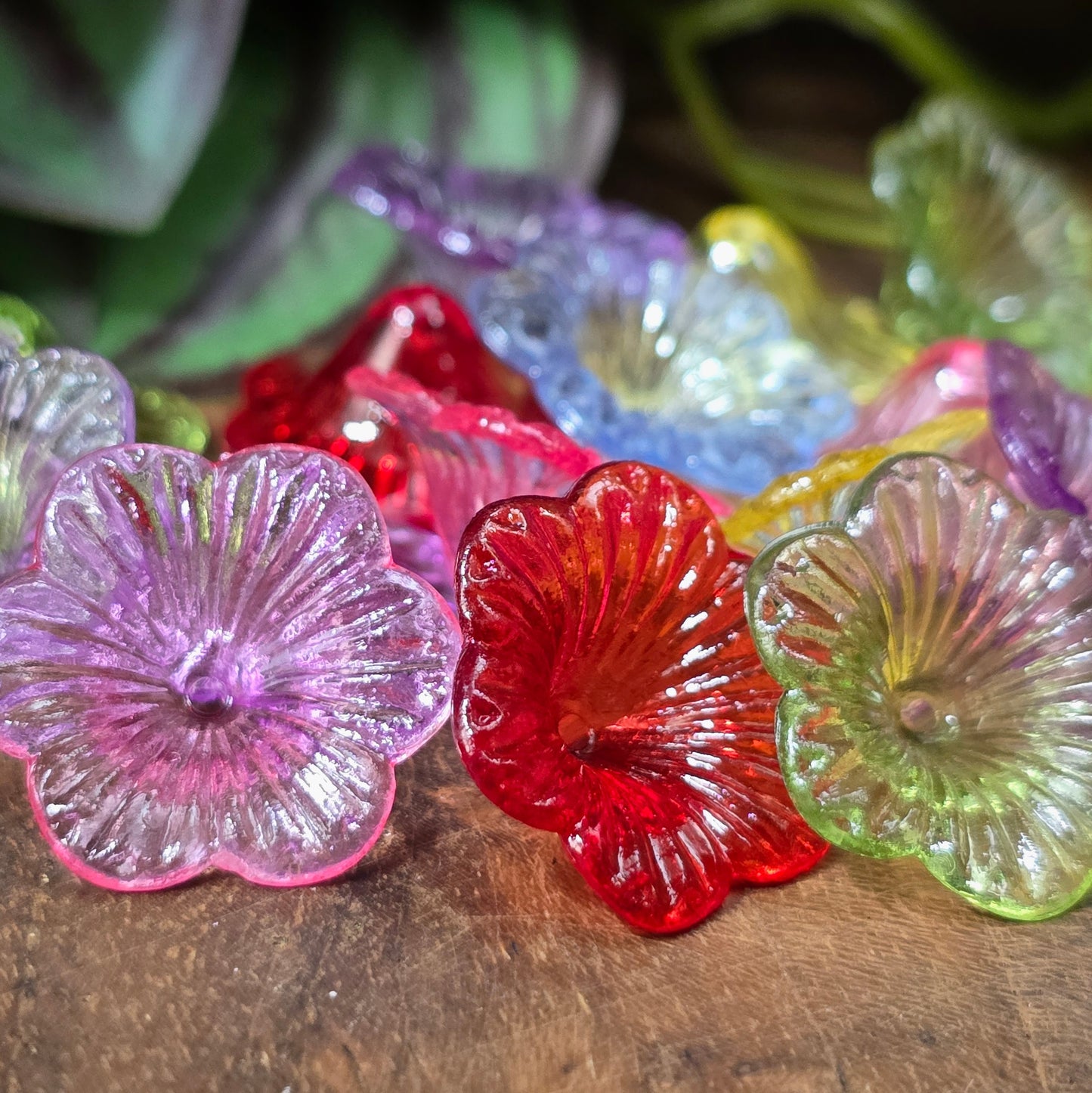 30 transparente Acryl-Blütenperlen im bunten Farbmix, 21 mm, leicht & vielseitig – ideal für Schmuck, Hochzeit, Frühling & DIY-Deko.