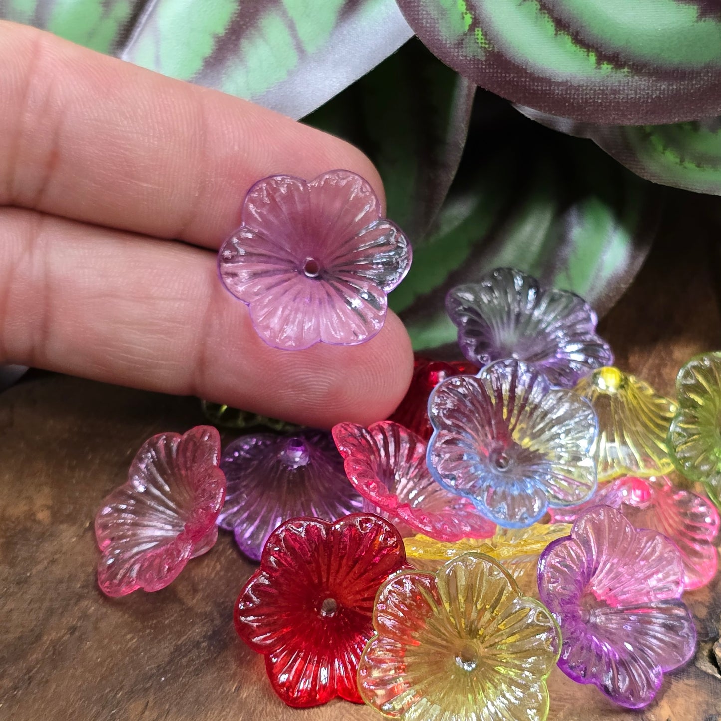 30 transparente Acryl-Blütenperlen im bunten Farbmix, 21 mm, leicht & vielseitig – ideal für Schmuck, Hochzeit, Frühling & DIY-Deko.