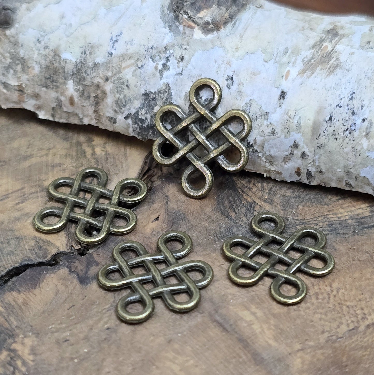 Diese Verbinder sind eine Hommage an den "Jingjang-Knoten" oder "Glücksknoten" und tragen die reiche Symbolik dieses traditionellen chinesischen Knotens: