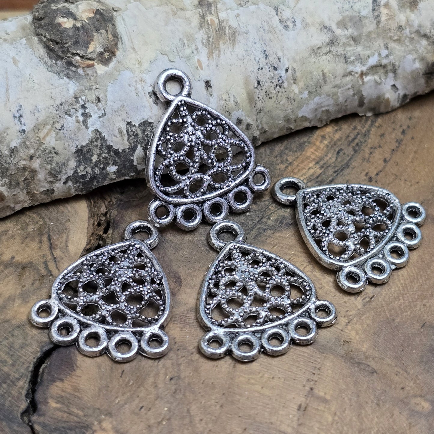 4 Multi-Verbinder im Dreiecksetno-Design – Silberfarben, 22mm. Diese Verbinder im trendigen Ethno-Look sind mit mehreren Ösen ausgestattet und ideal für die Herstellung von Armbändern, Ketten und Ohrschmuck. Sie bieten vielseitige Gestaltungsmöglichkeiten. Menge: 4 Stück