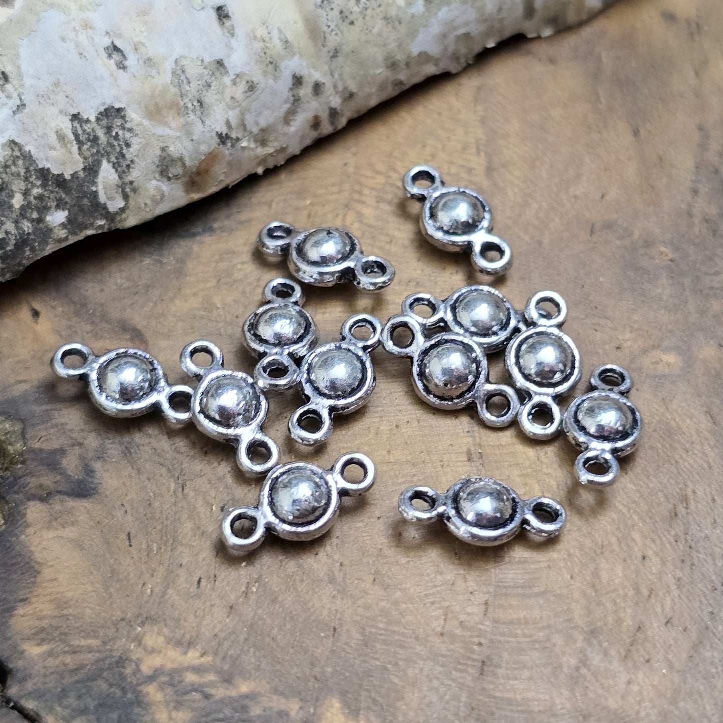 Das Bild zeigt Schmuckberbinder mit Kugel 10 x 5mm - antik silberfarbig
Einfache Schmuckverbinder zur Herstellung von Ketten, Armbändern und Ohrschmuck.