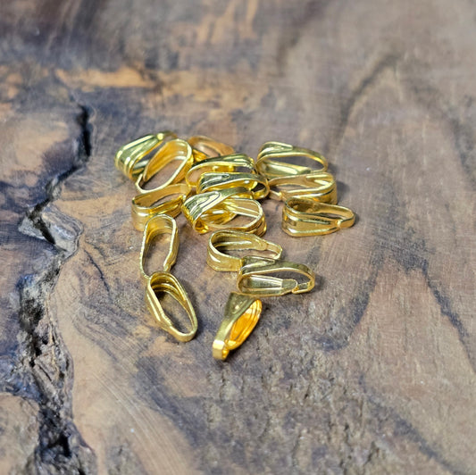 20 vergoldete Anhängerösen (7,1 mm). Glänzendes DIY-Material für Schmuckherstellung. Perfekt, um Anhänger sicher an Ketten, Armbändern oder Ohrringen zu befestigen.