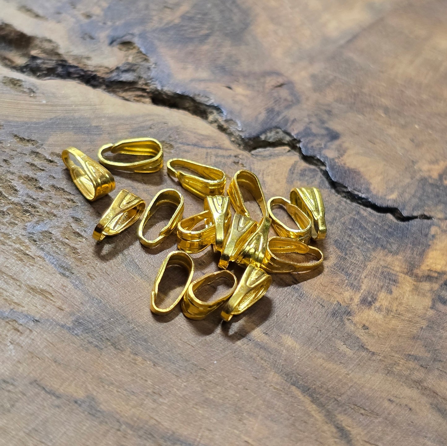 20 vergoldete Anhängerösen (7,1 mm). Glänzendes DIY-Material für Schmuckherstellung. Perfekt, um Anhänger sicher an Ketten, Armbändern oder Ohrringen zu befestigen.