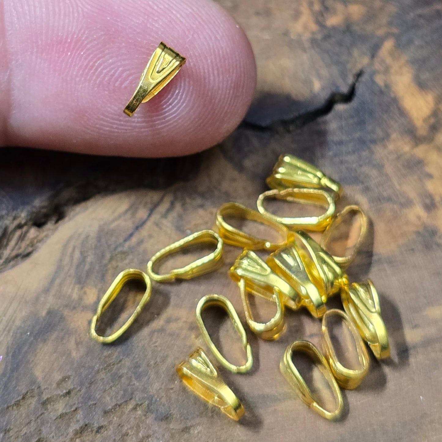 20 vergoldete Anhängerösen (7,1 mm). Glänzendes DIY-Material für Schmuckherstellung. Perfekt, um Anhänger sicher an Ketten, Armbändern oder Ohrringen zu befestigen.