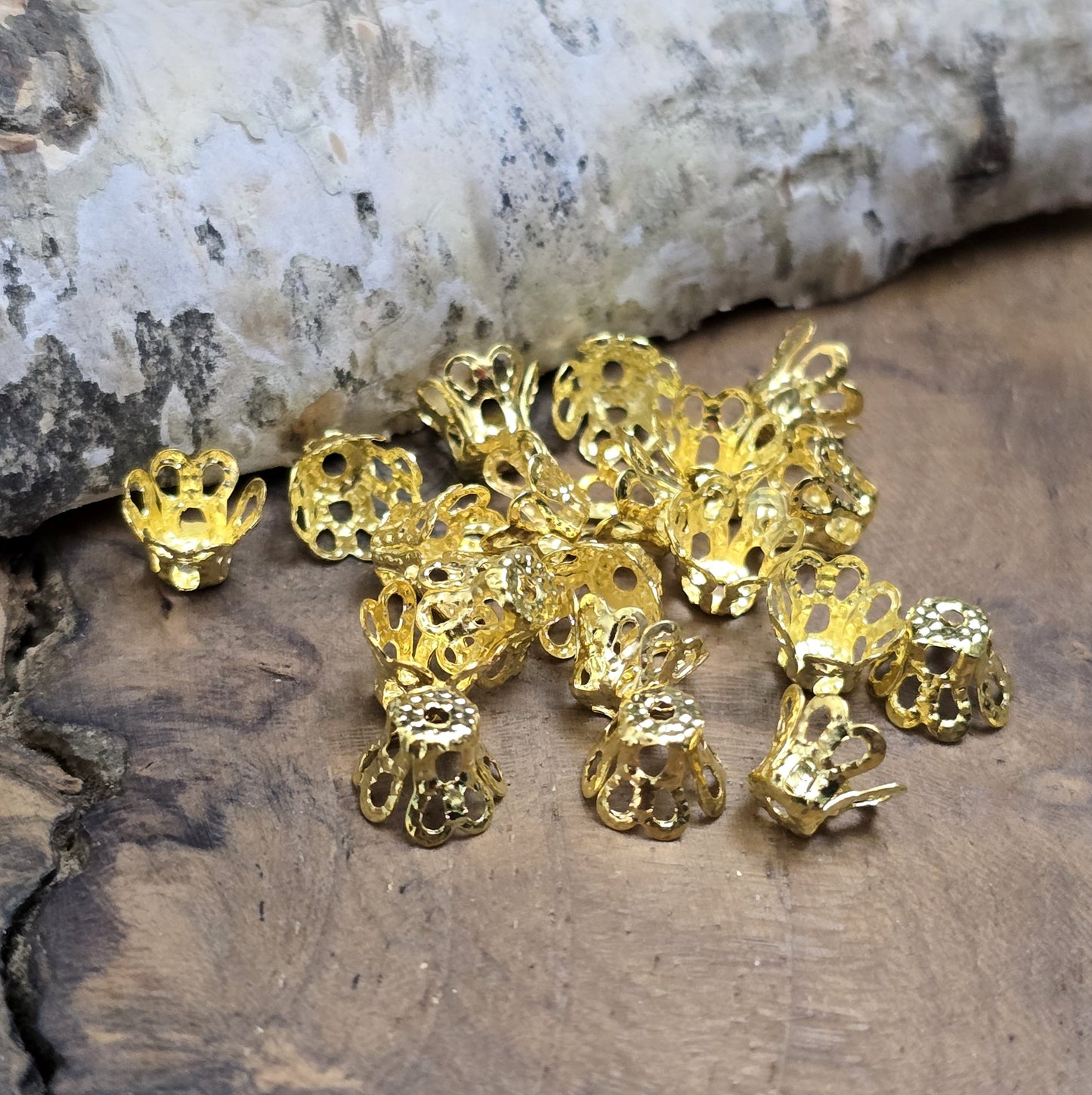 20 filigrane Perlenkappen - Körbchen vergoldet - ca. 6 x 5 mm
Die Perlenkappen bieten zahlreiche kreative Anwendungsmöglichkeiten in der Schmuckherstellung.