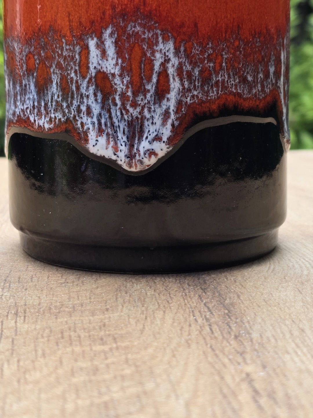 Schwarzer Fuß der Jasba Vase mit weißer Laufglasur und rotem Keramikkorpus im Detail
