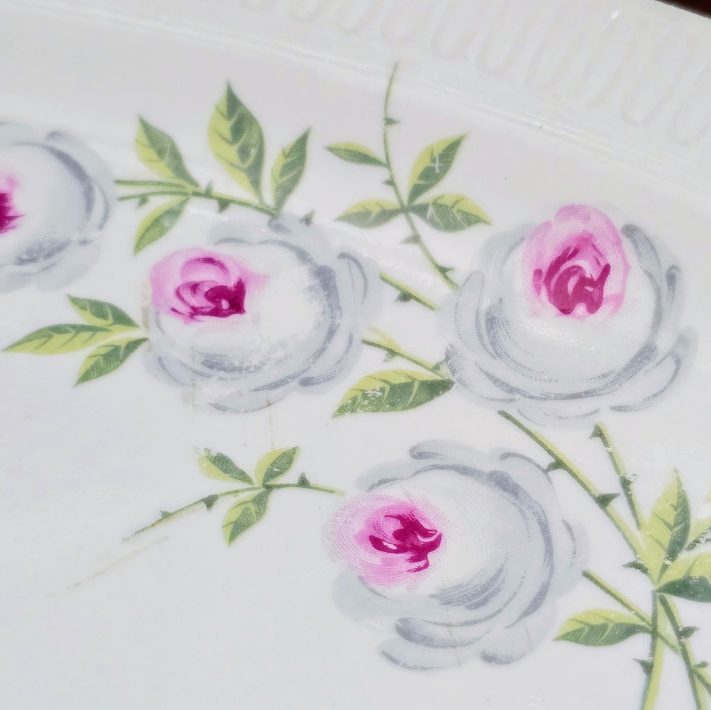 Servierplatte mit Rosenmotiv von Stadtlengsfeld Porzellan (DDR, 60er/70er). Ideal für Fleisch, Plätzchen oder als Deko. Zwei Zustände verfügbar – jetzt entdecken!