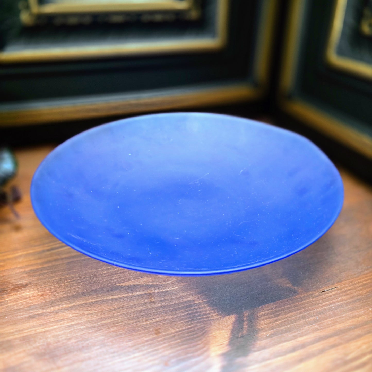 Dekorative Glasschale in mattiertem Blau aus den 1980ern. Ø 26 cm, mit Gebrauchsspuren. Ideal als Obst- oder Dekoschüssel – ein stilvolles Stück Retro-Design für dein Zuhause.
