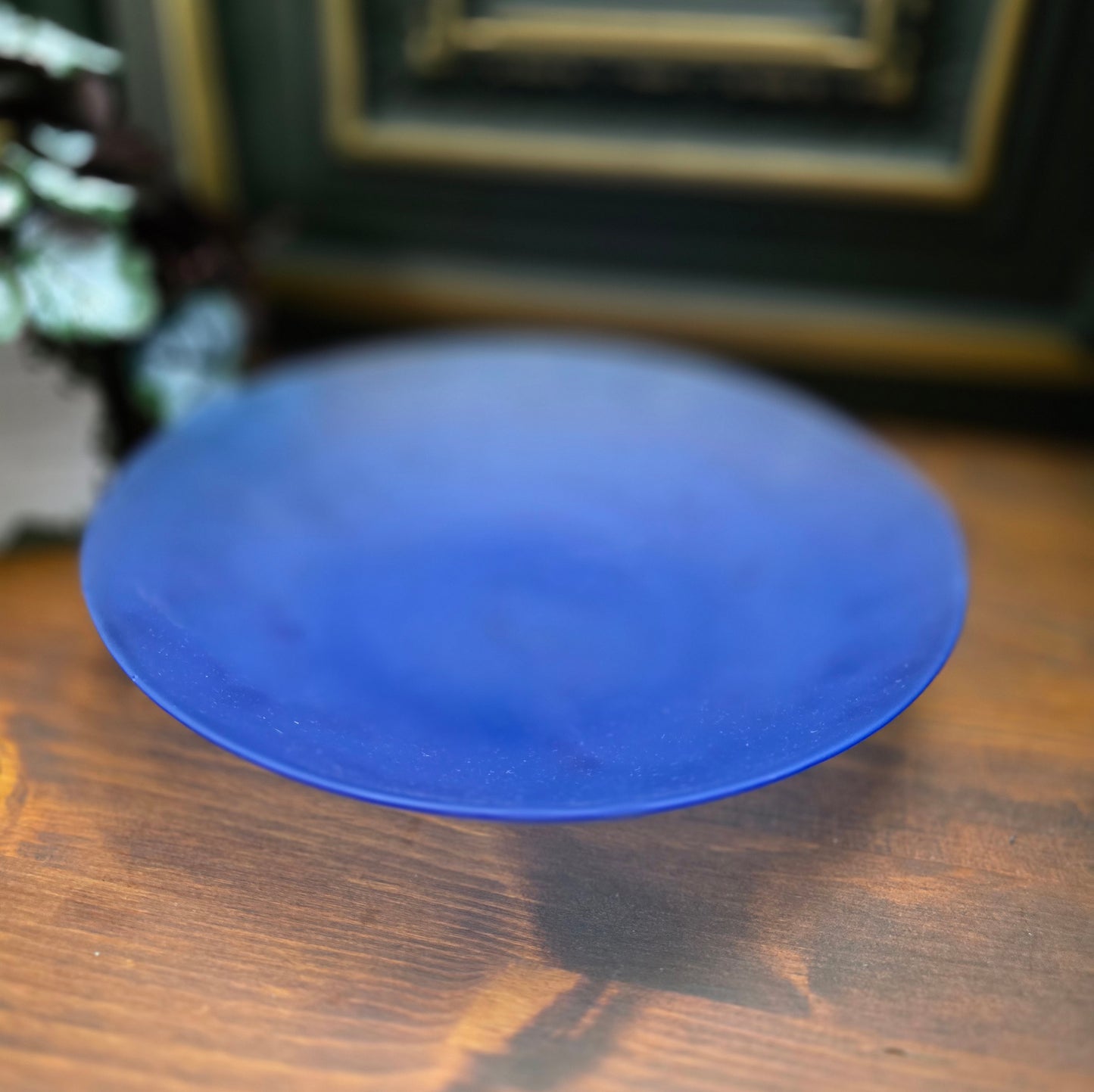 Dekorative Glasschale in mattiertem Blau aus den 1980ern. Ø 26 cm, mit Gebrauchsspuren. Ideal als Obst- oder Dekoschüssel – ein stilvolles Stück Retro-Design für dein Zuhause.