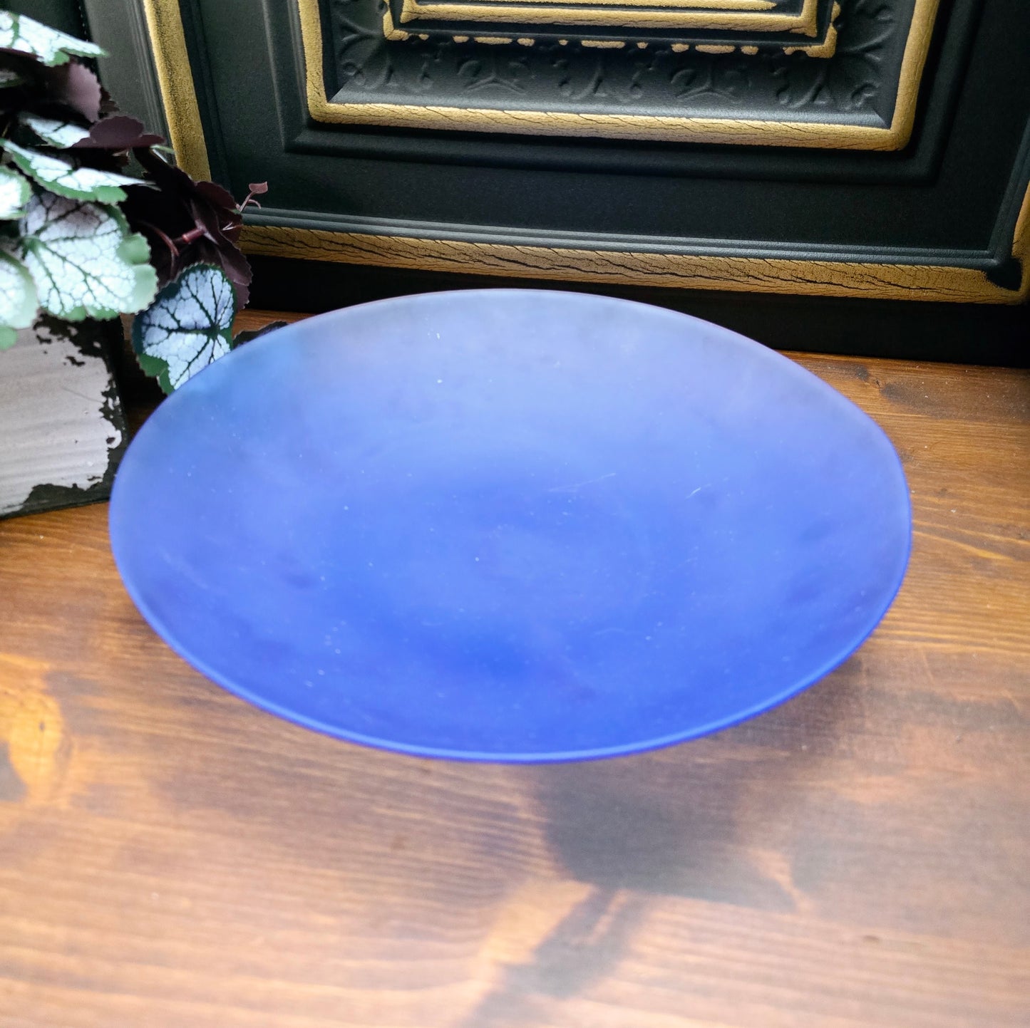 Dekorative Glasschale in mattiertem Blau aus den 1980ern. Ø 26 cm, mit Gebrauchsspuren. Ideal als Obst- oder Dekoschüssel – ein stilvolles Stück Retro-Design für dein Zuhause.