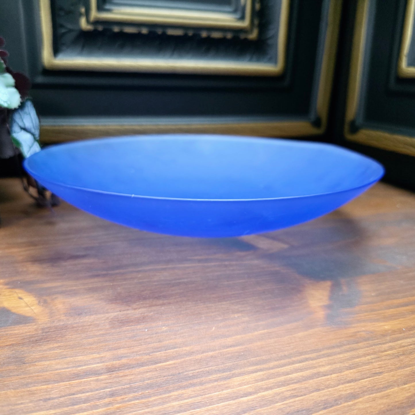 Dekorative Glasschale in mattiertem Blau aus den 1980ern. Ø 26 cm, mit Gebrauchsspuren. Ideal als Obst- oder Dekoschüssel – ein stilvolles Stück Retro-Design für dein Zuhause.