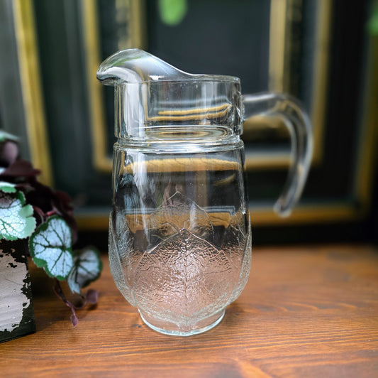 Original Luminarc Glaskrug mit Aspen Leaf Design aus den 70er/80er Jahren. Fassungsvermögen 1,3 L, sehr guter Vintagezustand. Perfekt als Retro-Wasserkrug oder Saftkaraffe.
