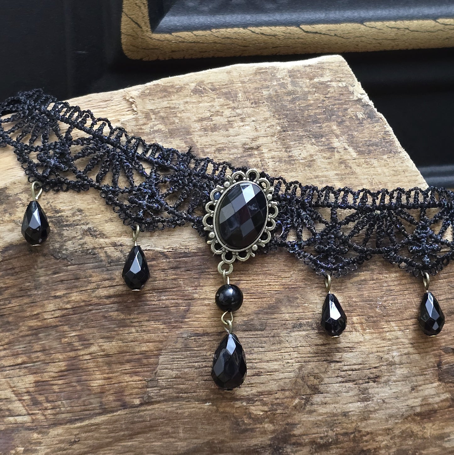 Weicher Choker aus schwarze Ätzspitze, mit Glasperlen in Tropfenform und Zierelement, Gothic Stil, Barock, Roccoco, Victorianisch
