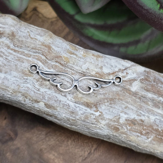 2 zarte Engelsflügel-Verbinder in antik Silber – perfekt für Armbänder, Ketten & DIY-Schmuck mit Bedeutung. Leicht & romantisch – ein Must-have für kreative Projekte.