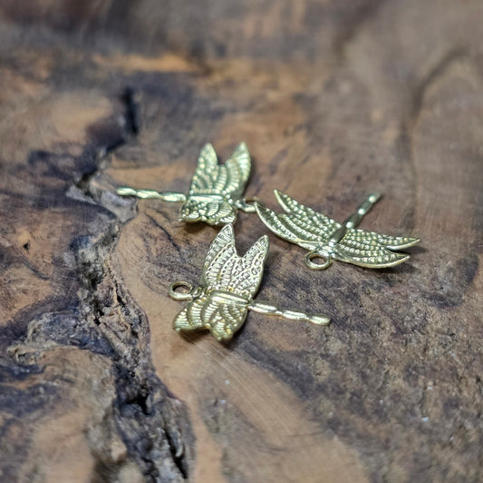 3 zarte Libellen-Anhänger aus vergoldetem Messing, 13x14mm. Filigrane, leichte Charms für Ohrringe, Armbänder und Ketten. Glänzend, elegant, vielseitig einsetzbar.