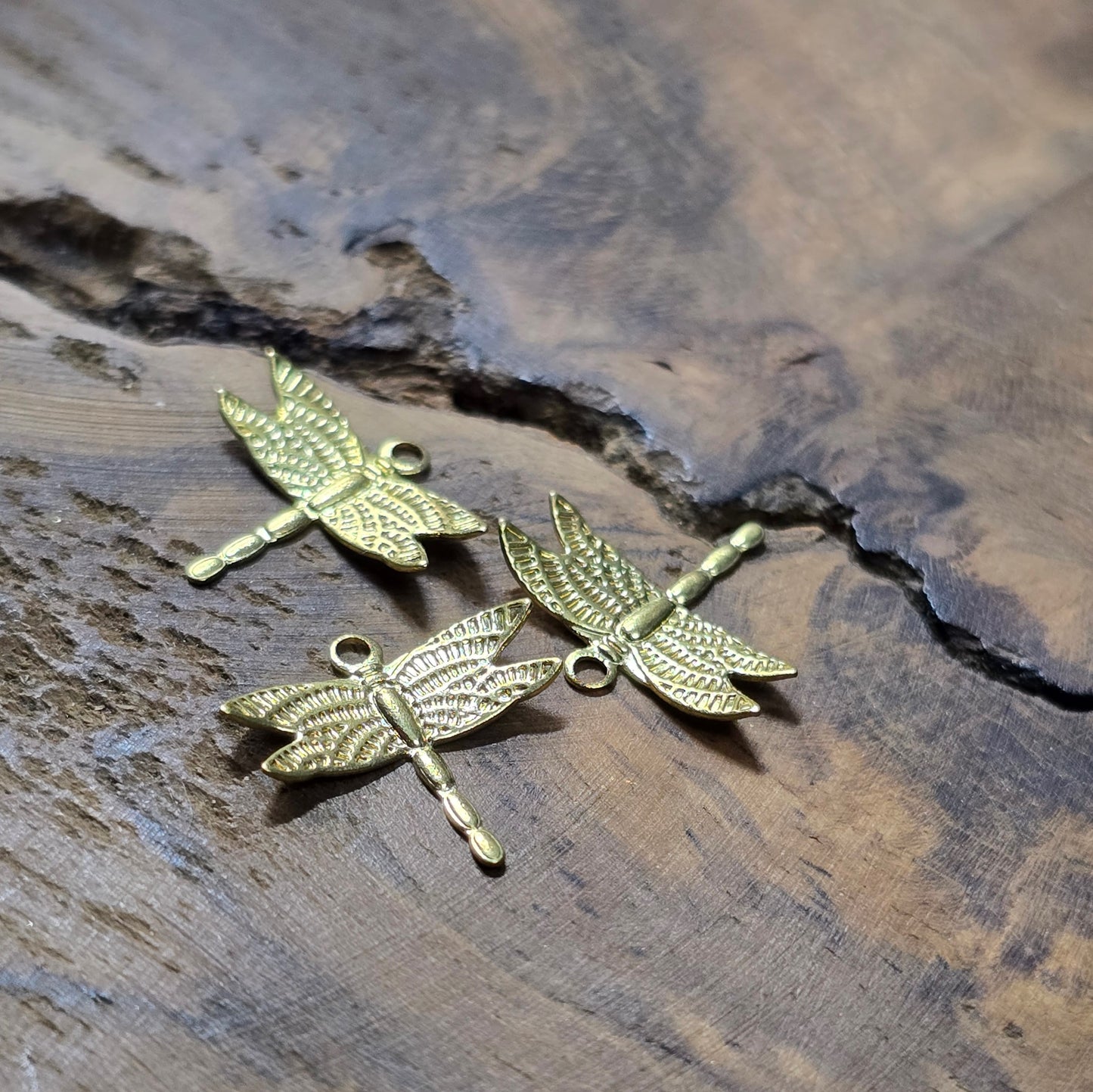 3 zarte Libellen-Anhänger aus vergoldetem Messing, 13x14mm. Filigrane, leichte Charms für Ohrringe, Armbänder und Ketten. Glänzend, elegant, vielseitig einsetzbar.