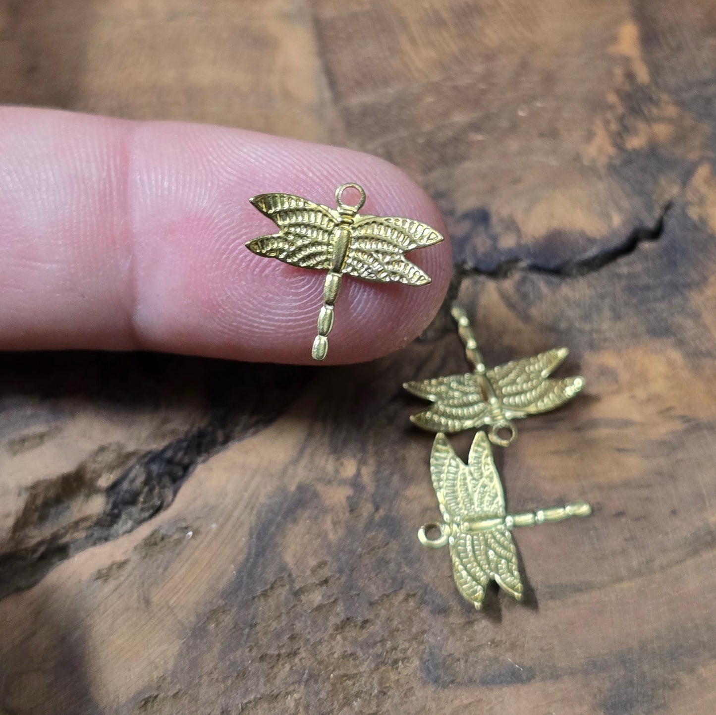 3 zarte Libellen-Anhänger aus vergoldetem Messing, 13x14mm. Filigrane, leichte Charms für Ohrringe, Armbänder und Ketten. Glänzend, elegant, vielseitig einsetzbar.