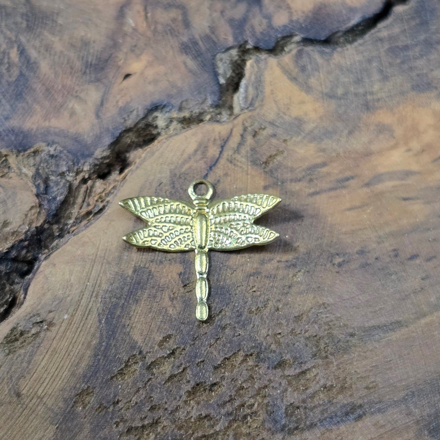 3 zarte Libellen-Anhänger aus vergoldetem Messing, 13x14mm. Filigrane, leichte Charms für Ohrringe, Armbänder und Ketten. Glänzend, elegant, vielseitig einsetzbar.