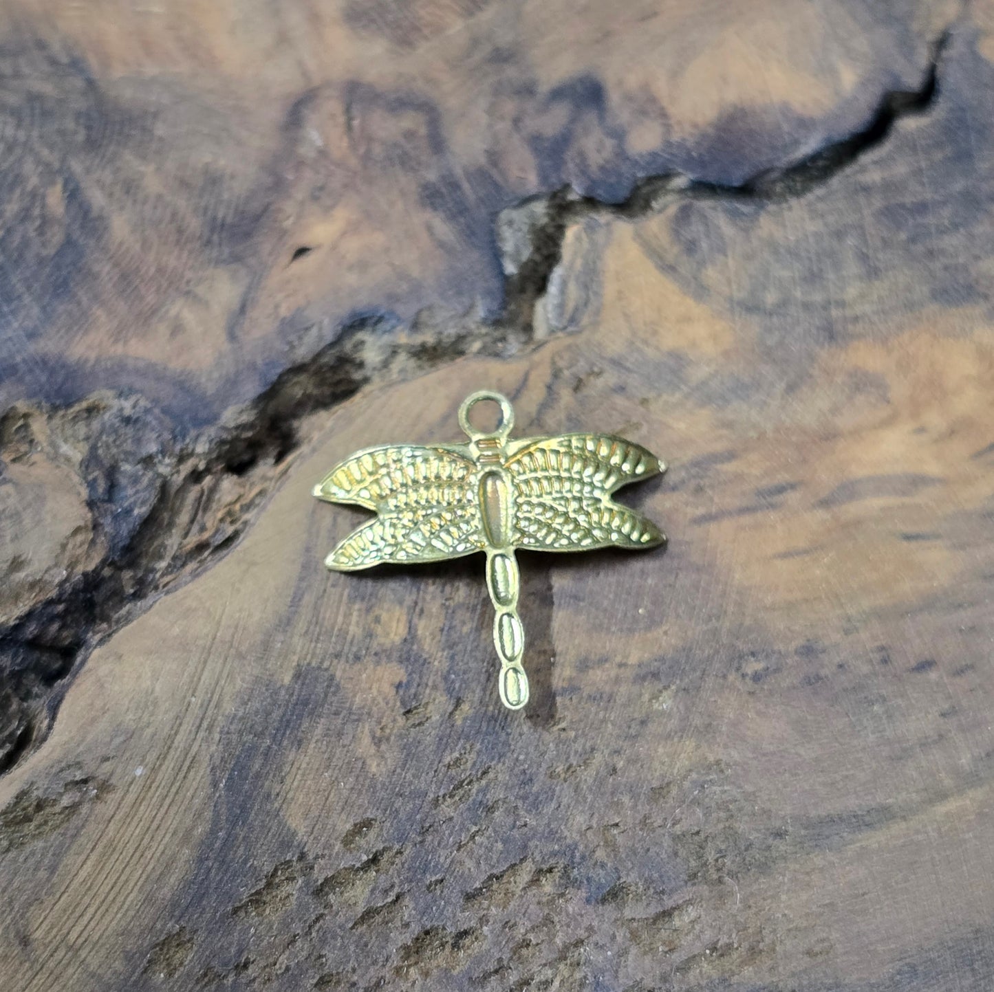 3 zarte Libellen-Anhänger aus vergoldetem Messing, 13x14mm. Filigrane, leichte Charms für Ohrringe, Armbänder und Ketten. Glänzend, elegant, vielseitig einsetzbar.