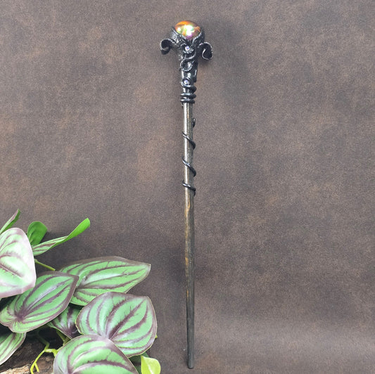 Hochwertiger handgefertigter Zauberstab mit großer Kugel – perfekt für Fantasy-Deko, Rituale oder Cosplay. Ein einzigartiges Accessoire für deine Sammlung.
