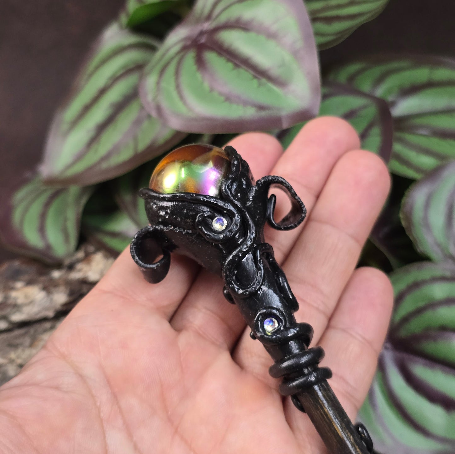 Hochwertiger handgefertigter Zauberstab mit großer Kugel – perfekt für Fantasy-Deko, Rituale oder Cosplay. Ein einzigartiges Accessoire für deine Sammlung.