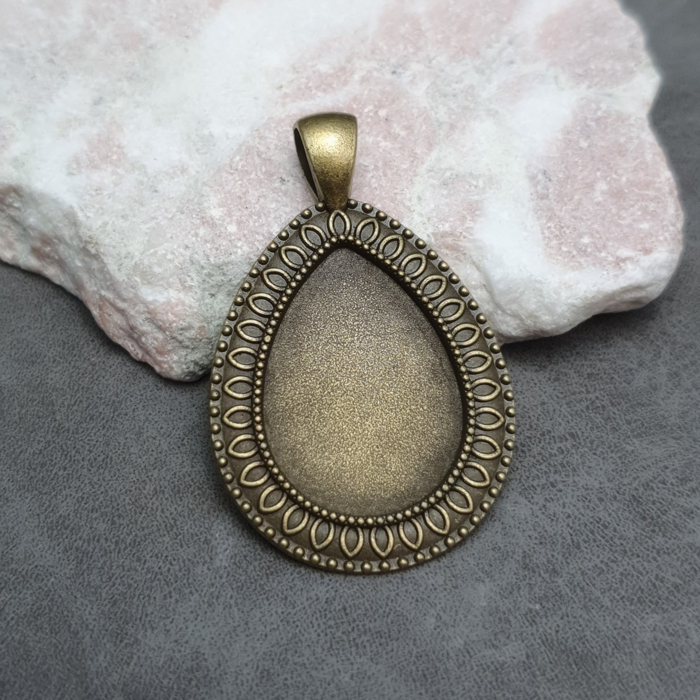 Anhänger, Cabochonschmuck, mit Klebefläche, Tropfen, Träne, Vintage, Shabby, antik bronzefarbig, 43mm