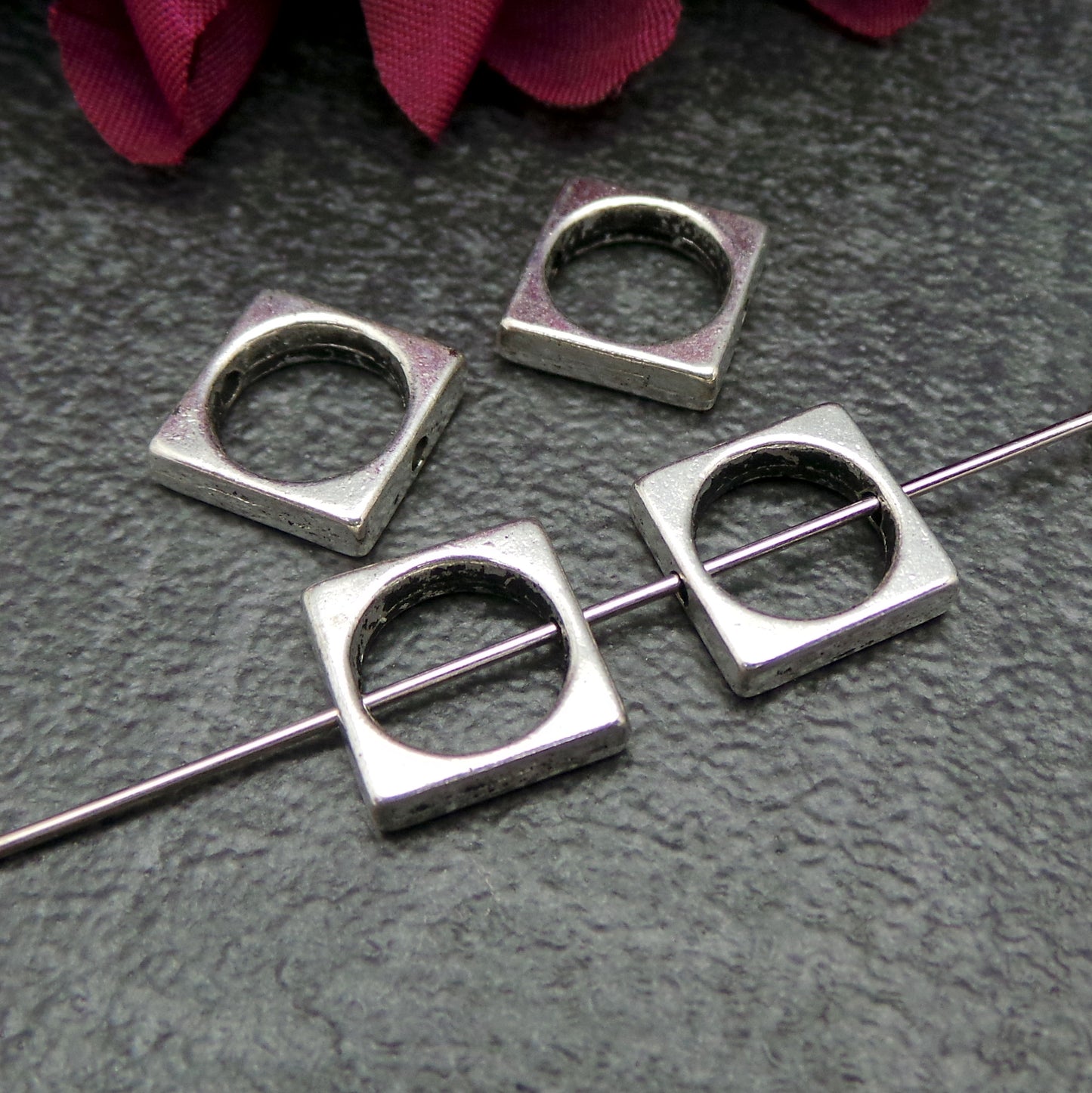 4 Metallperlen, eckig, antik silberfarbig