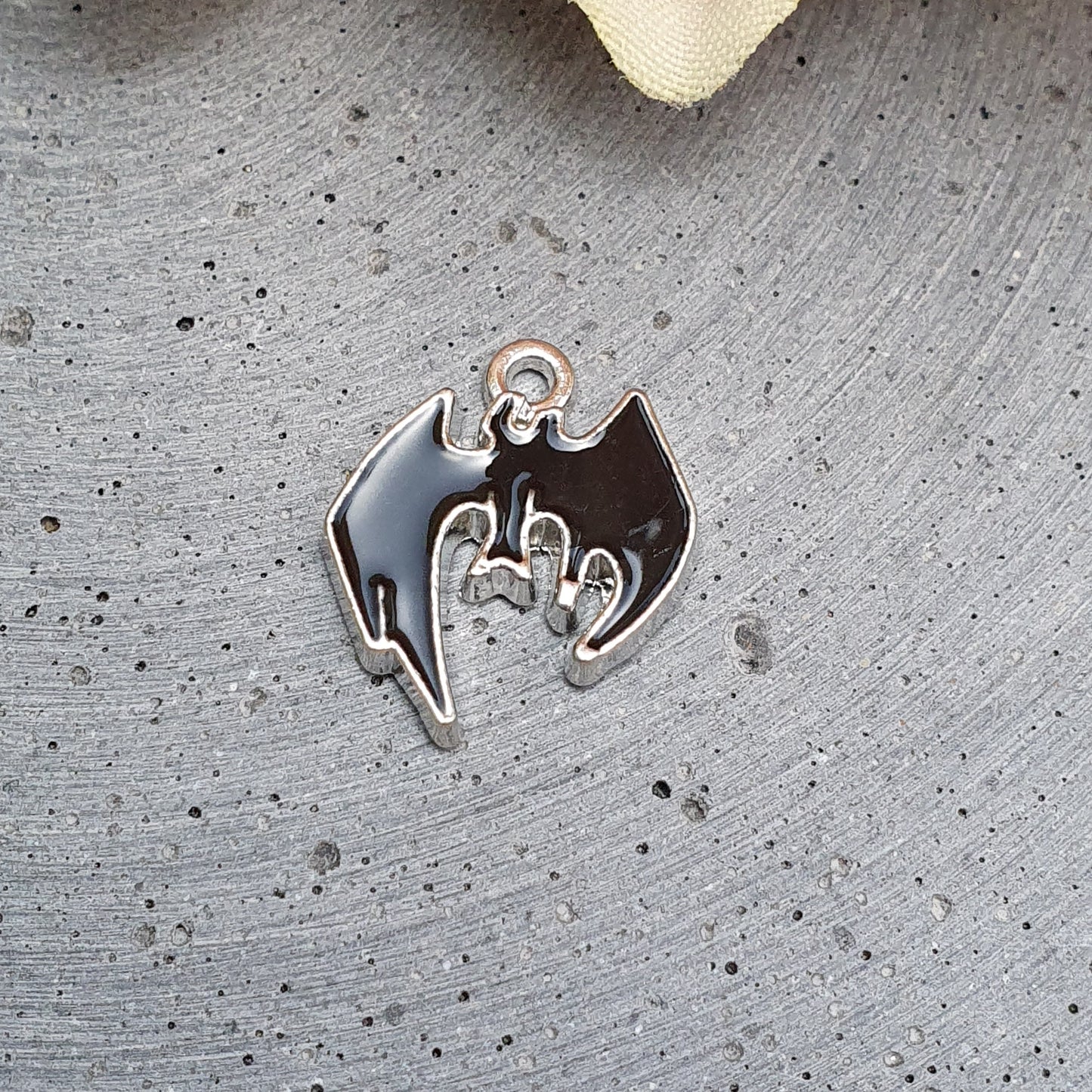 1 Anhänger Fledermaus schwarz emailliert, silberfarbig, 20mm