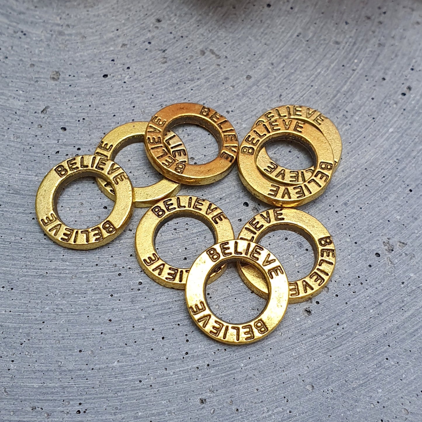 8 Ringe Metall, BELIEVE, ø14mm antik gold- oder silberfarbig