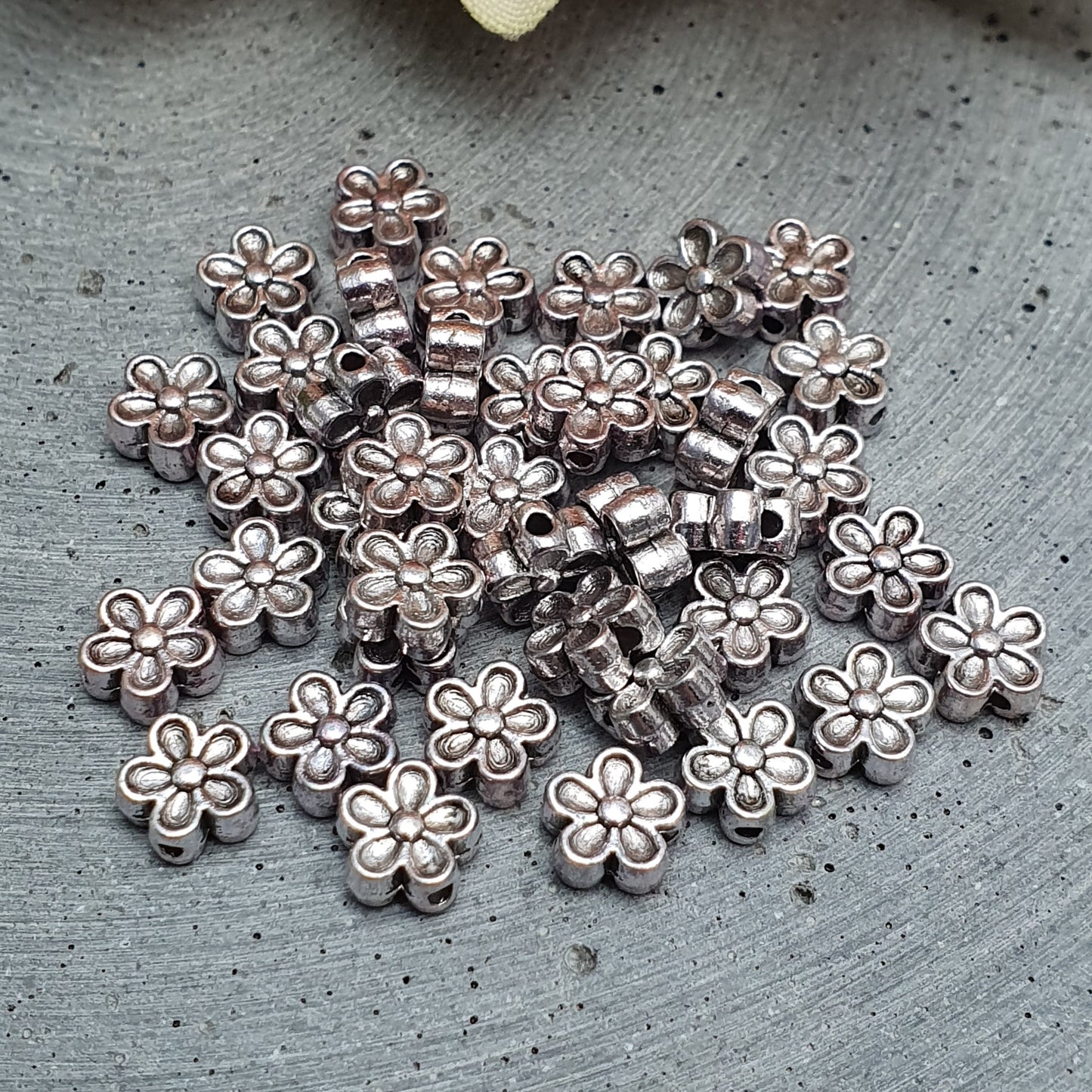 40 Metallperlen, Blümchen, 7mm antik silberfarbig