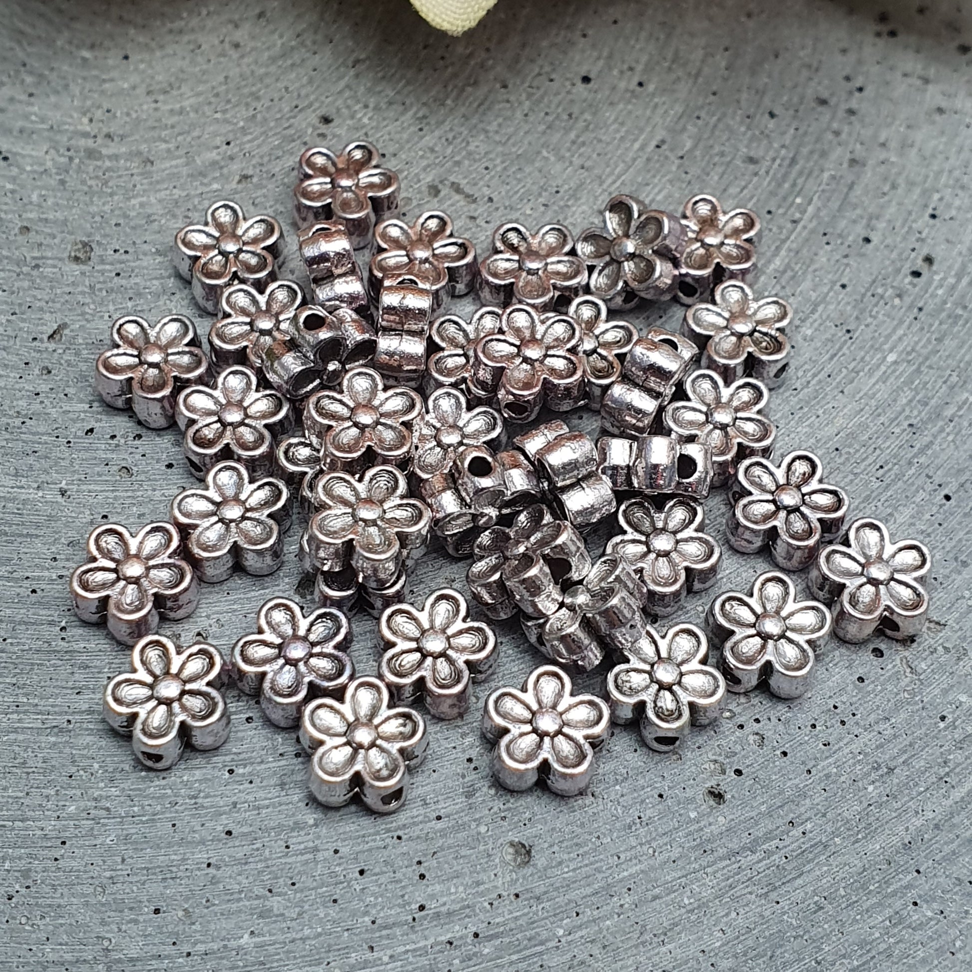 40 Metallperlen, Blümchen, 7mm antik silberfarbig