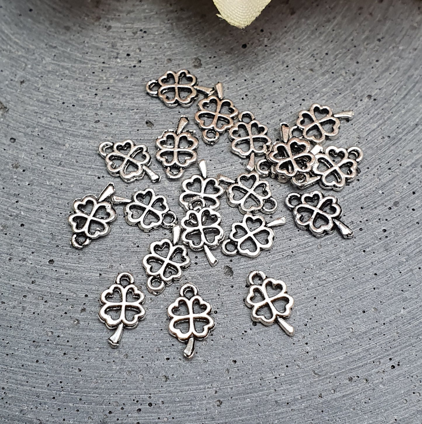 20 Mini Anhänger, Kleeblatt, 10mm antik silberfarbig