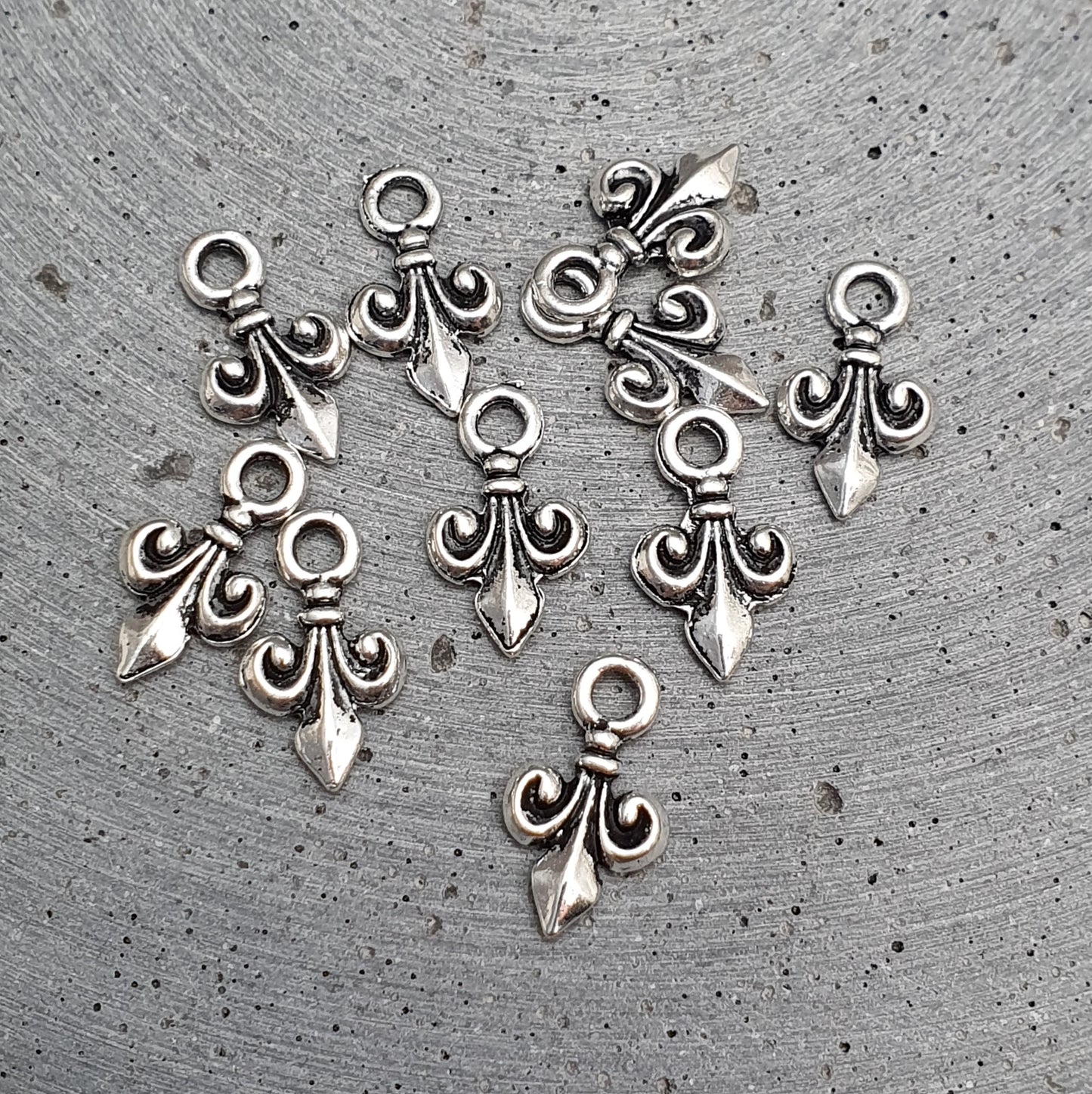 10 kleine Charms Fleur de Lis in antik silberfarbig, 15mm