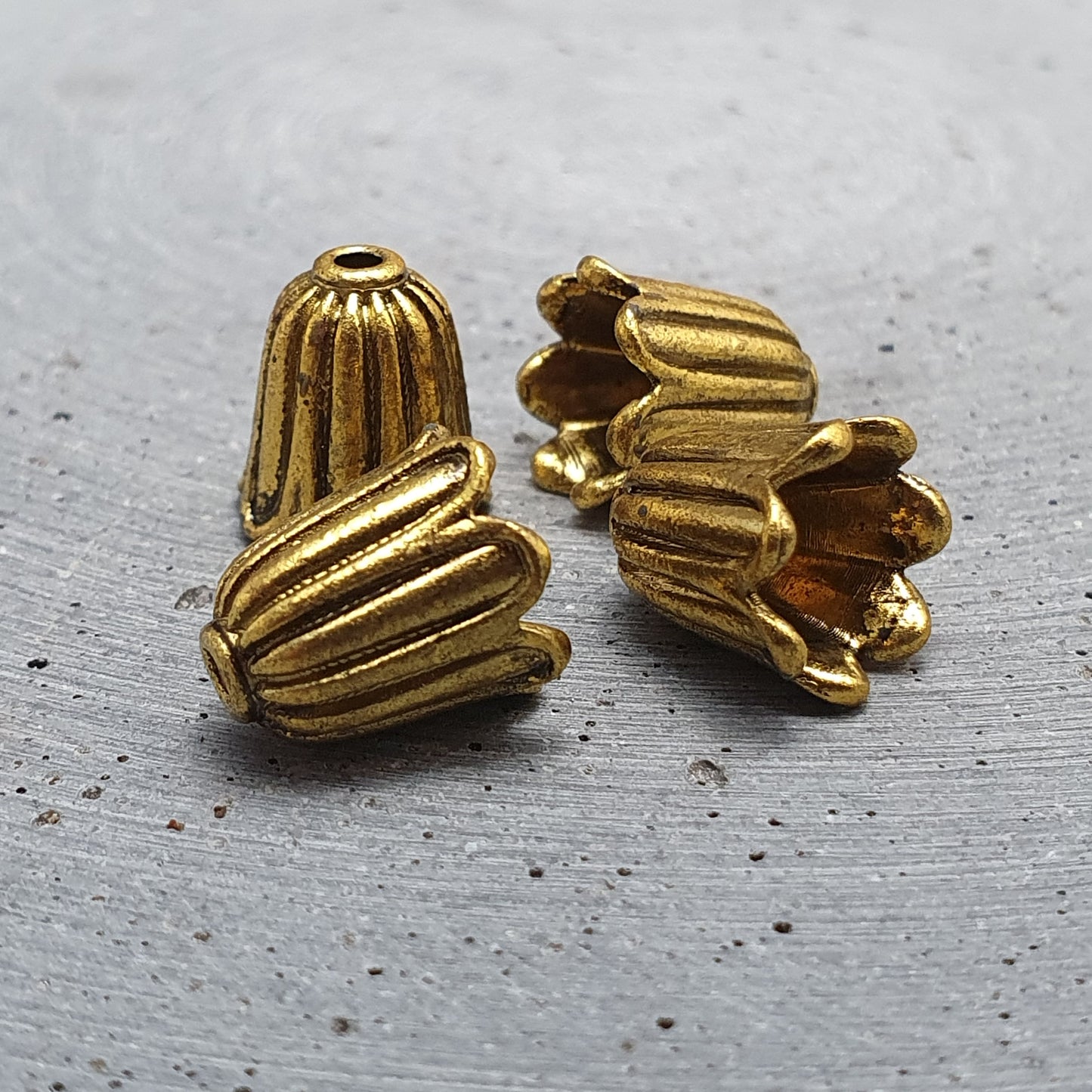 4 Kappen, Endkappen, Blütenkelch 10x11mm, antik goldfarbig
