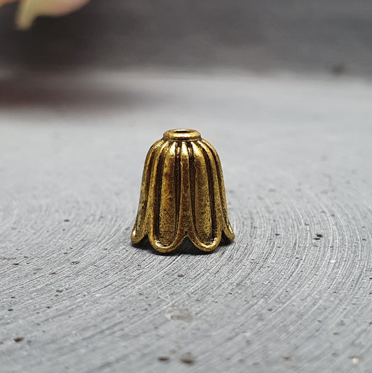 4 Kappen, Endkappen, Blütenkelch 10x11mm, antik goldfarbig
