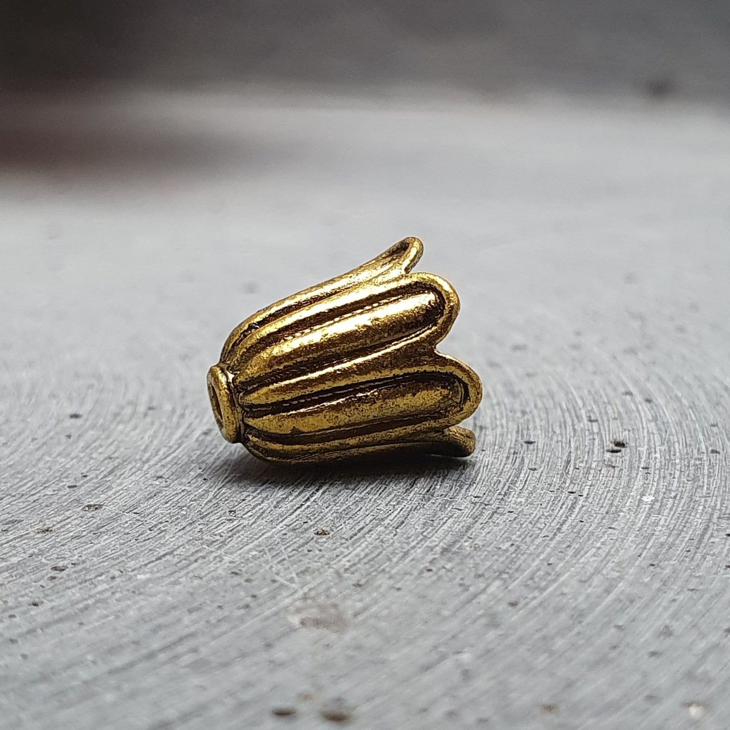 4 Kappen, Endkappen, Blütenkelch 10x11mm, antik goldfarbig