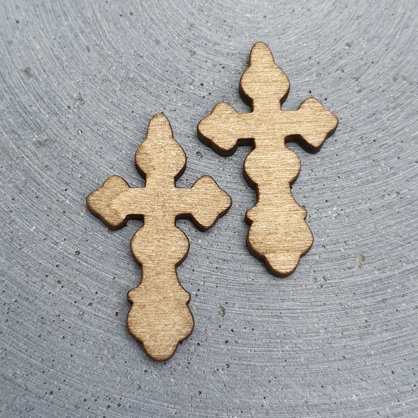 2 Anhänger aus Holz Kreuz 40mm, beige/braun