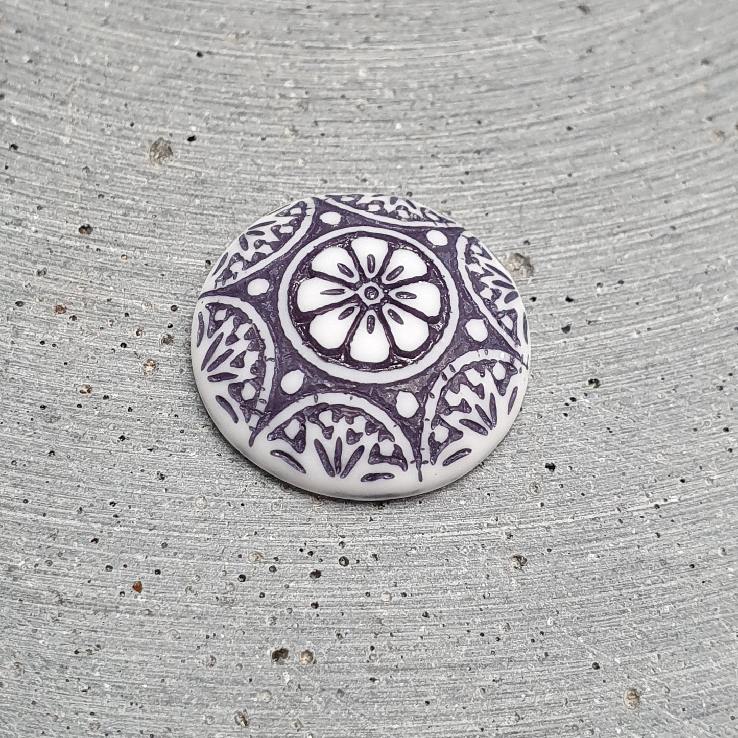 Cabochon aus Resin 18mm weiß/grau