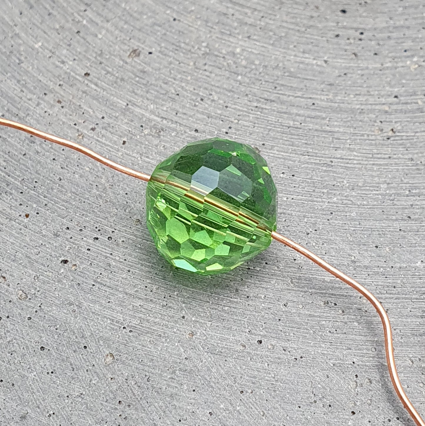 2 Kristallglasperlen geschliffen Kugel, 15mm, verschiedene Farben