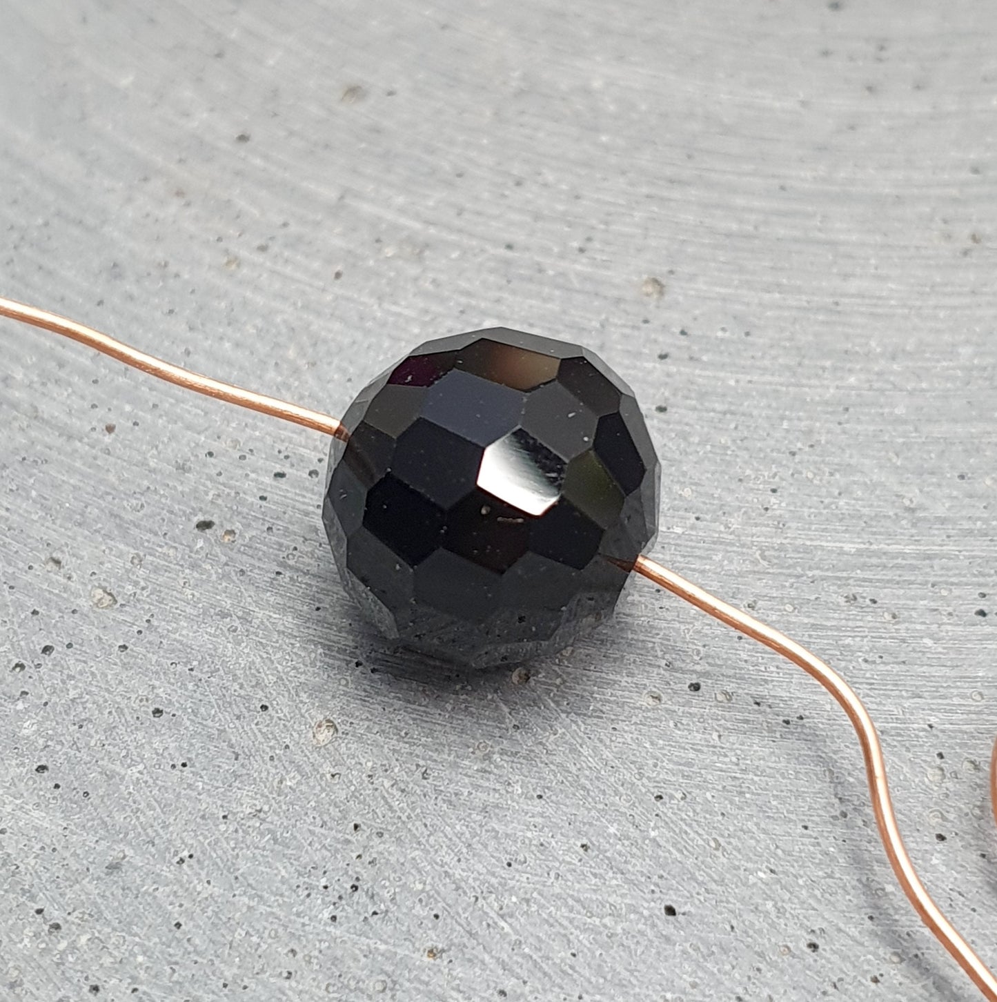 2 Kristallglasperlen geschliffen Kugel, 15mm, verschiedene Farben