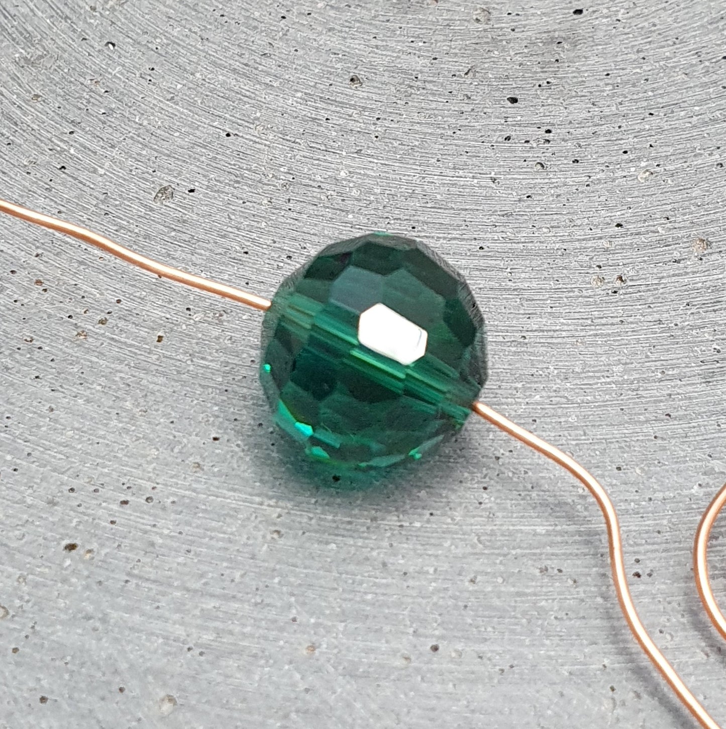 2 Kristallglasperlen geschliffen Kugel, 15mm, verschiedene Farben