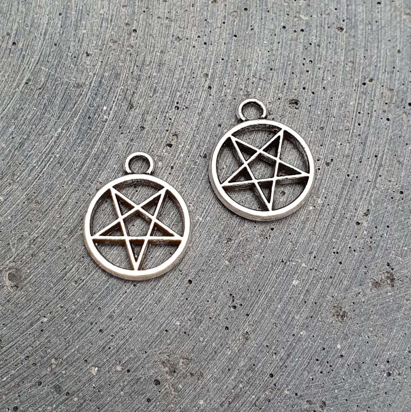 2 Anhänger Charms, Pentagram, inverted, 16mm
