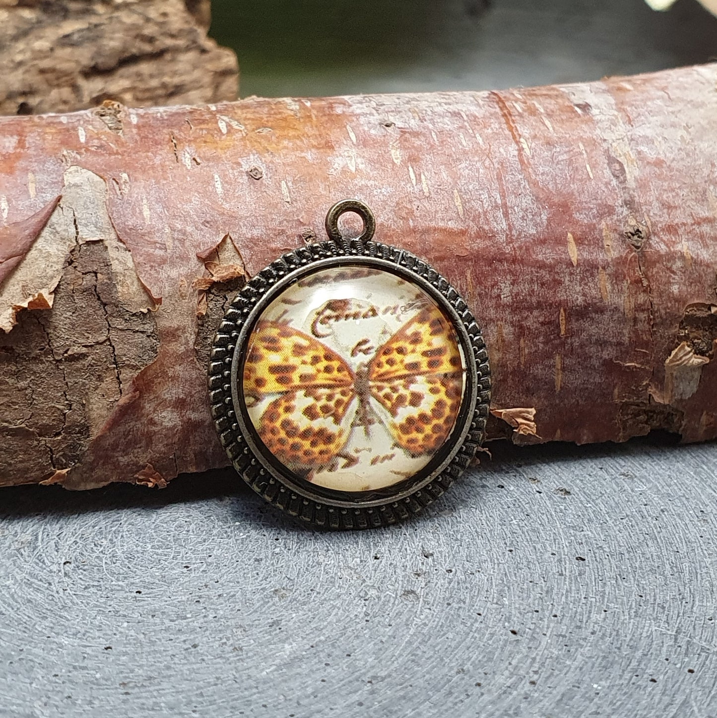 Anhänger mit Cabochon aus Glas, Schmetterling, antik bronzefarbig