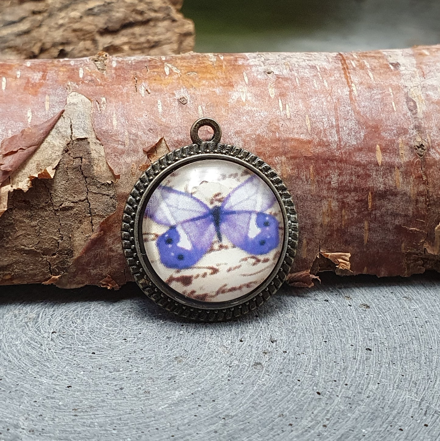 Anhänger mit Cabochon aus Glas, Schmetterling, antik bronzefarbig