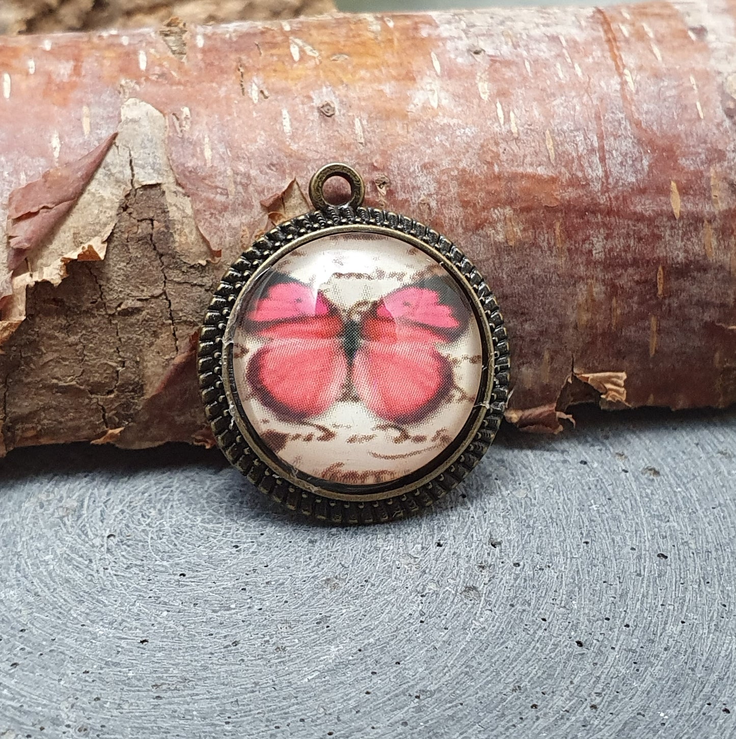 Anhänger mit Cabochon aus Glas, Schmetterling, antik bronzefarbig