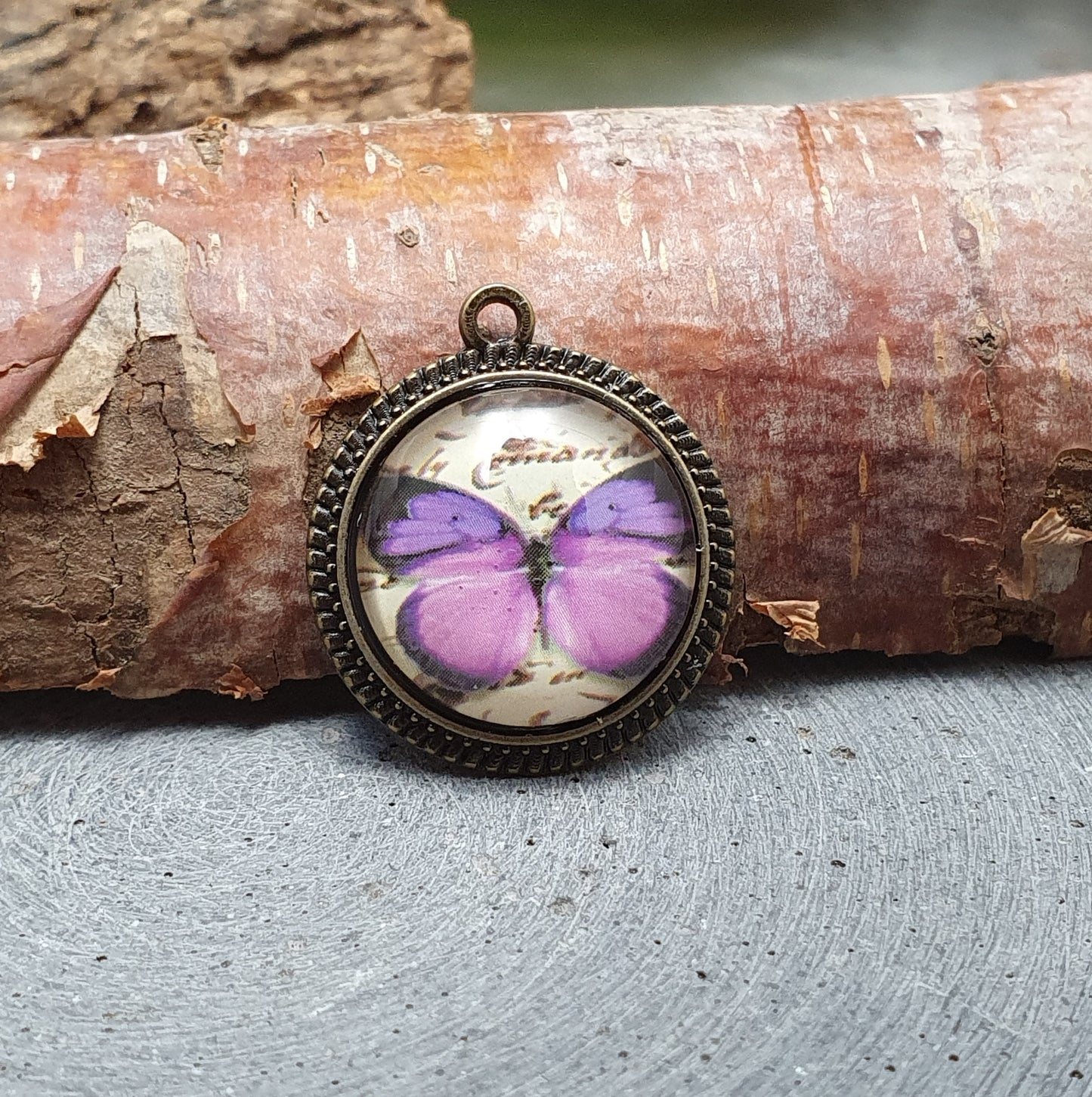 Anhänger mit Cabochon aus Glas, Schmetterling, antik bronzefarbig