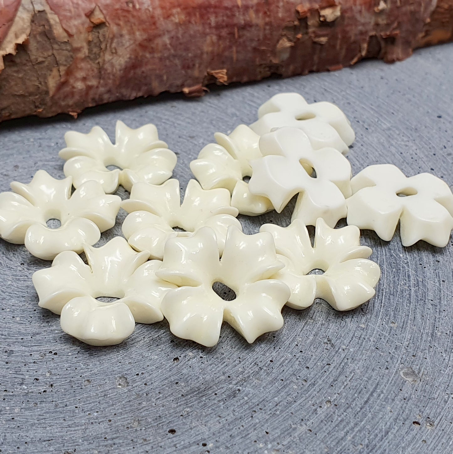 10 Blumen zum Kleben, Elfenbeinfarbig, 18mm aus cremeweißem Resin