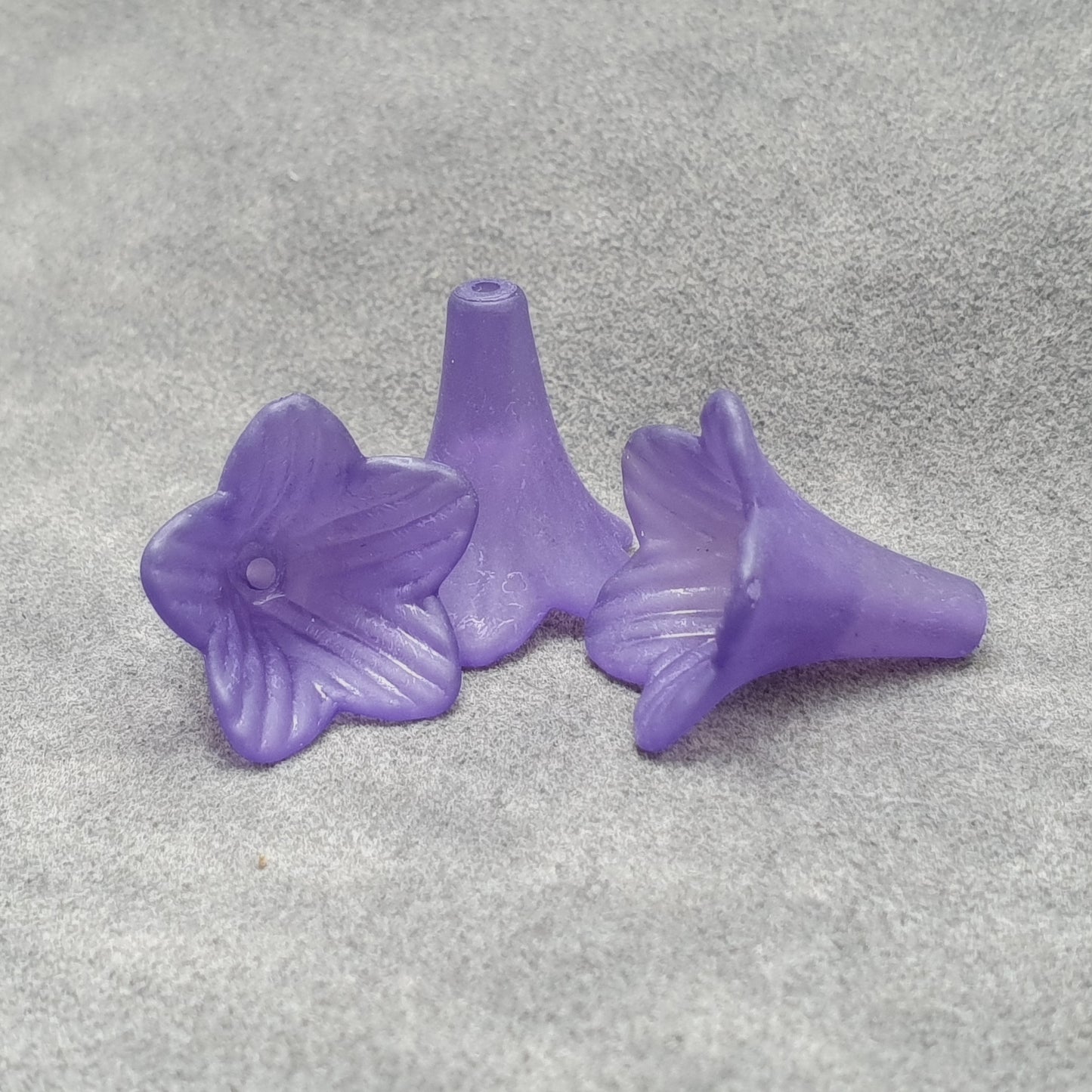 6 Acrylperlen, Große Blüten, 24mm, Kelche, Gefrostet, verschiedene Farben