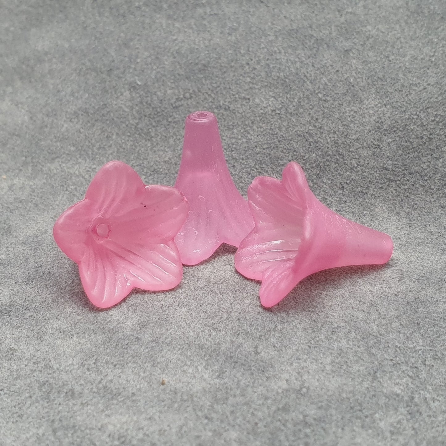6 Acrylperlen, Große Blüten, 24mm, Kelche, Gefrostet, verschiedene Farben