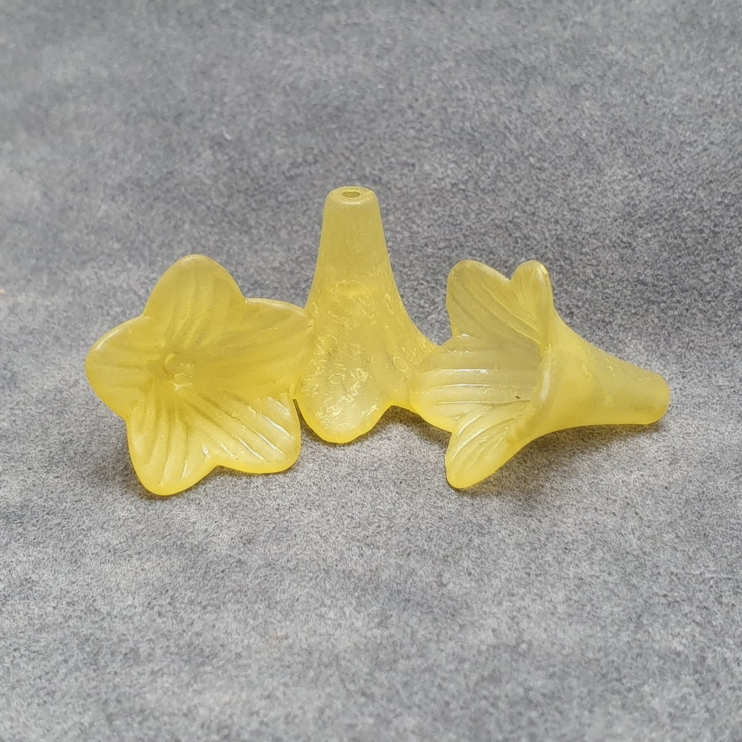 6 Acrylperlen, Große Blüten, 24mm, Kelche, Gefrostet, verschiedene Farben